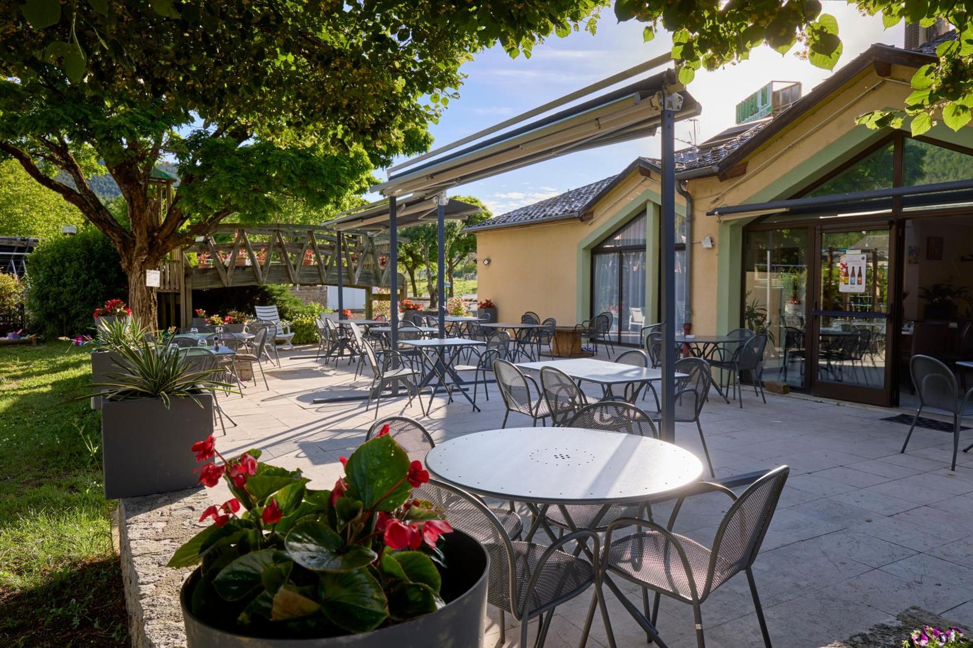 Hotel-Restaurant Le Calice Du Gevaudan - A75 Banassac Dış mekan fotoğraf
