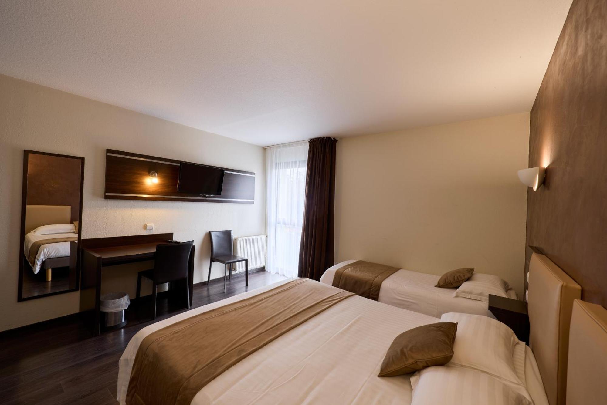 Hotel-Restaurant Le Calice Du Gevaudan - A75 Banassac Dış mekan fotoğraf