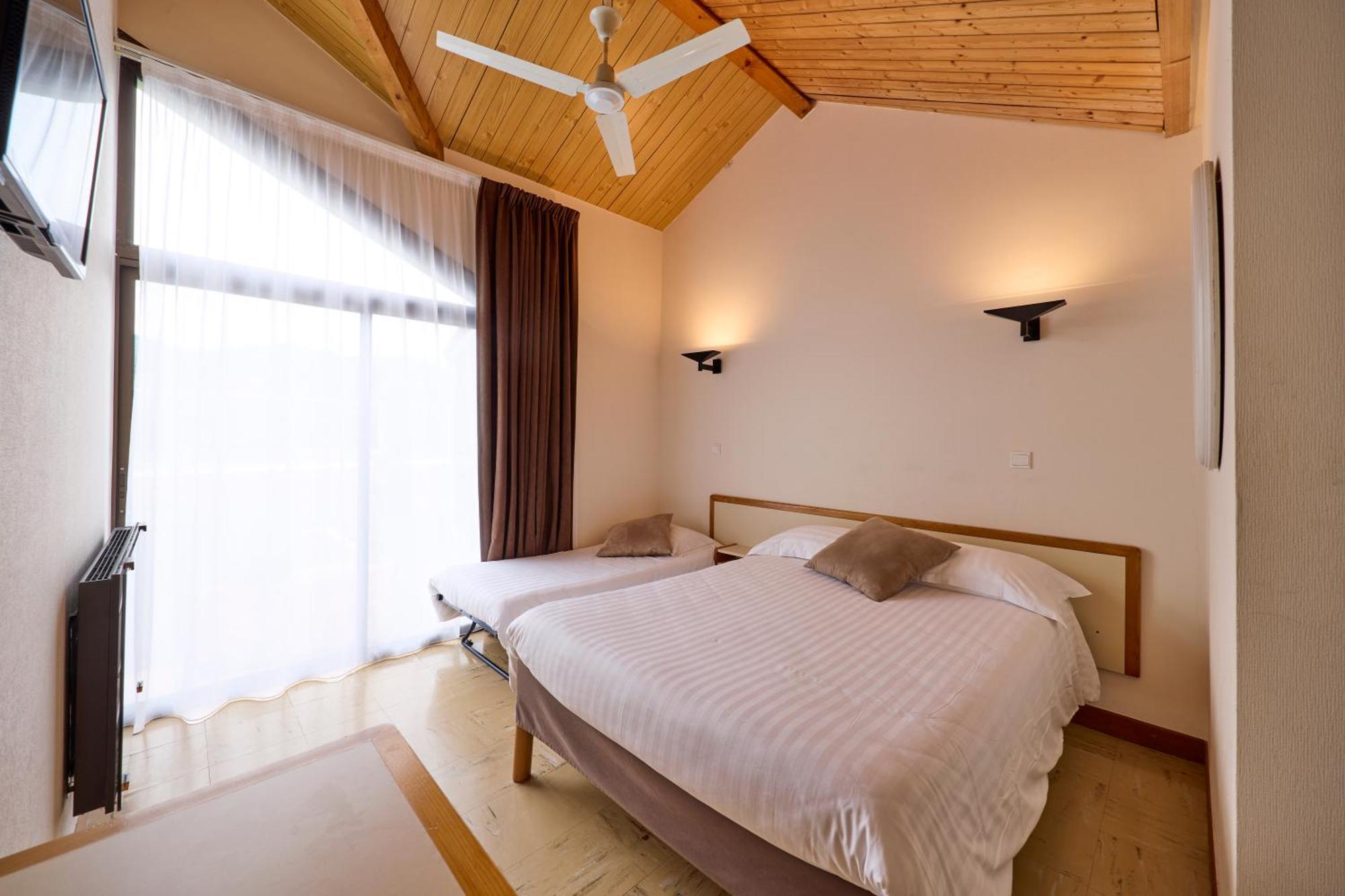 Hotel-Restaurant Le Calice Du Gevaudan - A75 Banassac Dış mekan fotoğraf